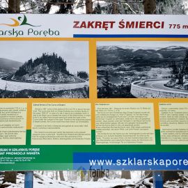 3. Zakręt Śmierci. Tablica w  pobliżu parkingu