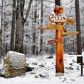 7. Zakręt Śmierci. Drogowskaz i  głaz przy drodze, strona południowa