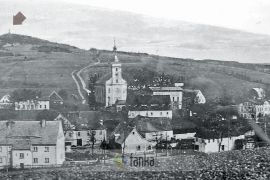 Kościół pw. św. Mikołaja w Świerkach, w tle na górze widoczna wieża, Arch.